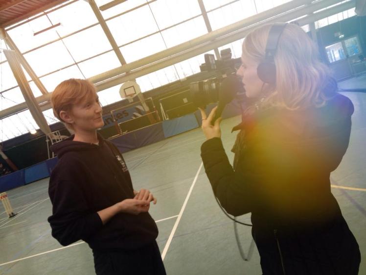 Isabelle Costaz en pleine interview (mais pas la nôtre)