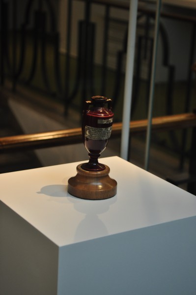 The Ashes, petite urne funéraire devenue le trophée emblématique du cricket depuis 1882 et star de la visite du Lord's.