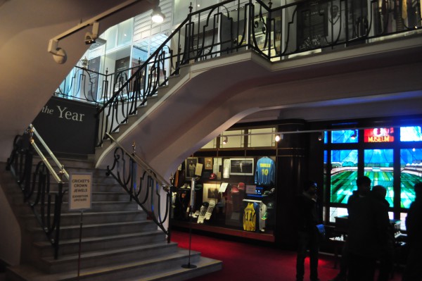 Première salle du musée. L'escalier conduit notamment aux Ashes.