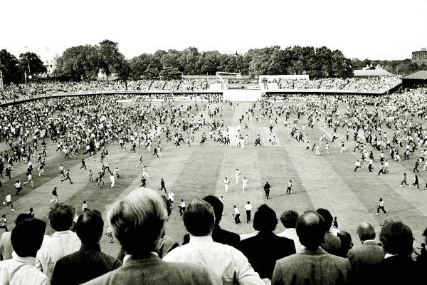 Le Lord's envahi par les fans Indiens après la victoire de l'Inde face aux West Indies en 1983 © PA Photos